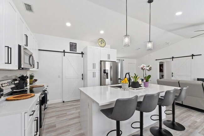 Building Photo - 5789 NW Belwood Cir
