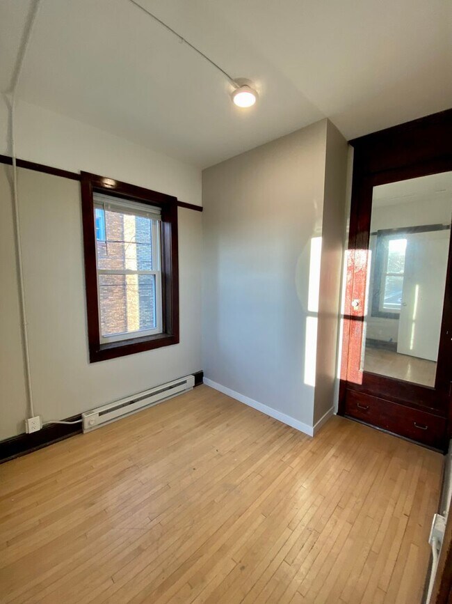 Building Photo - Available August 1st - 2 Bed 1 Bath, Bonus...