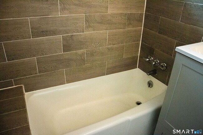 Building Photo - 405 Wilson St