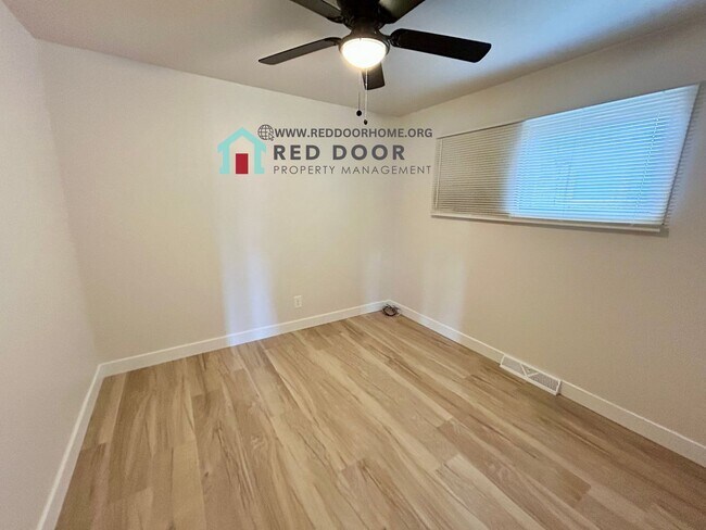 Building Photo - Spacious 4-Bedroom Apartment – Recently Re...