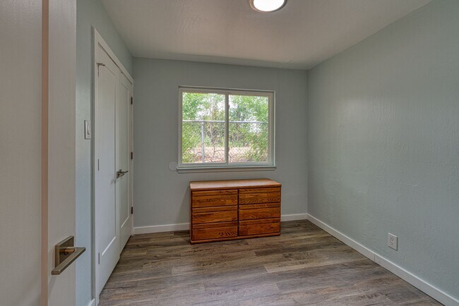 Building Photo - Beautifully Renovated 3 bedroom 2 bathroom Townhouse