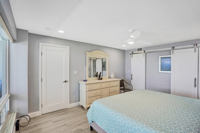 Building Photo - 1021 Hillsboro Mile