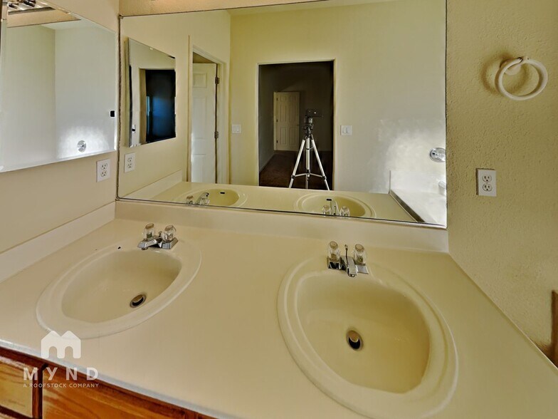 Building Photo - 5518 Spandrell Cir