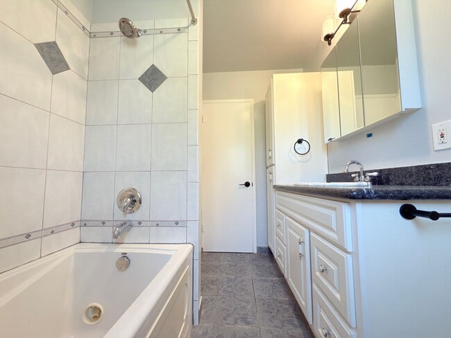 Building Photo - Beautiful Winnetka Home with Hardwood Floo...