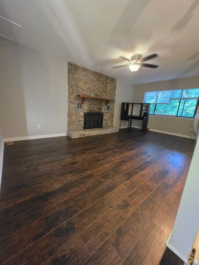 Building Photo - 1569 Colony Park Dr