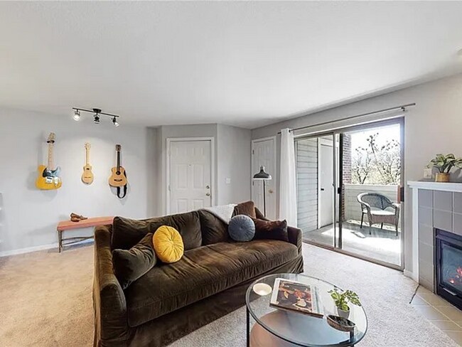 Building Photo - "Charming 1-Bedroom Condo with Mountain Views & Pool in Prime Boulder Location!"