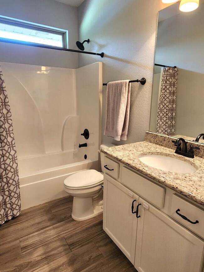 Building Photo - Luxurious 3 Bedroom, 2 Bath Home in the Ex...