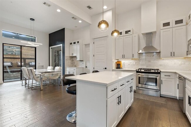 Building Photo - 2917 E 13th St