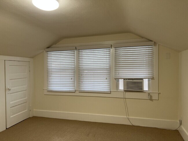 Building Photo - Bright and Spacious 5 Bedroom Home in San Anselmo