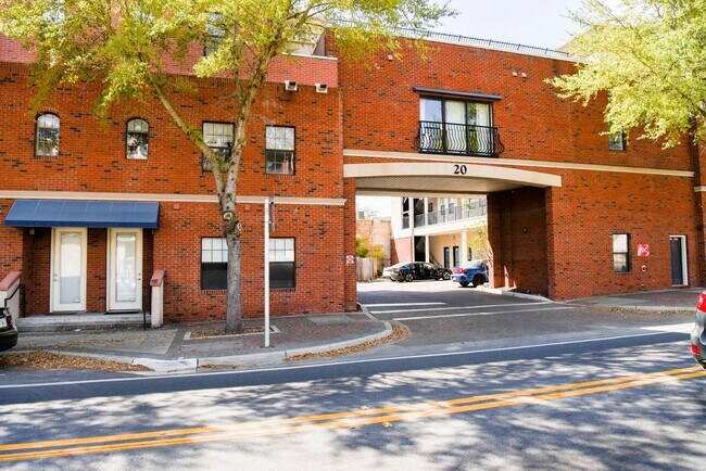 Building Photo - Stylish 2/1 condo in downtown Gainesville w/ parking and laundry