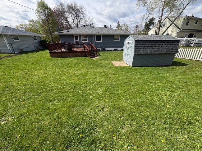 Building Photo - 4 Bed 2 Bath