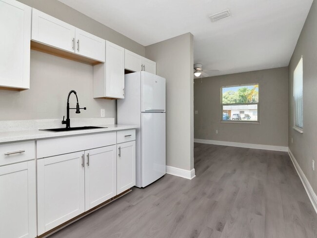 Building Photo - Stunning Fully Renovated 3BR/2BA Unit | Move-In Ready