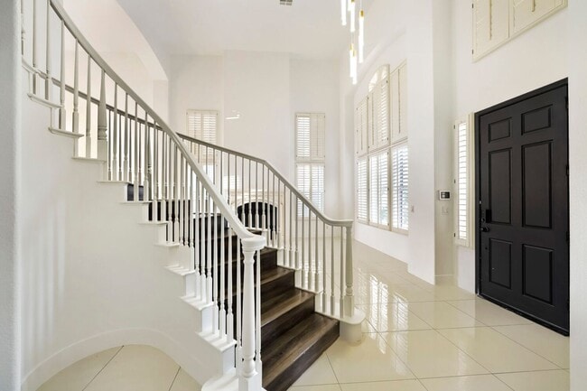 Building Photo - 5 Bedroom Luxury Home In Peccole Ranch!