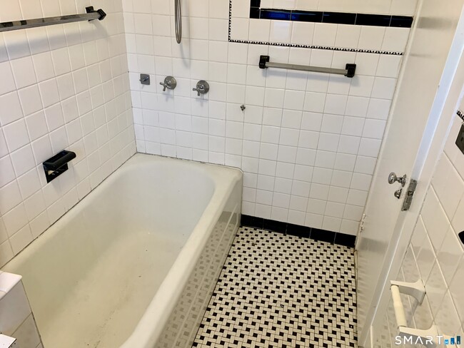 Building Photo - 52 Goffe Terrace