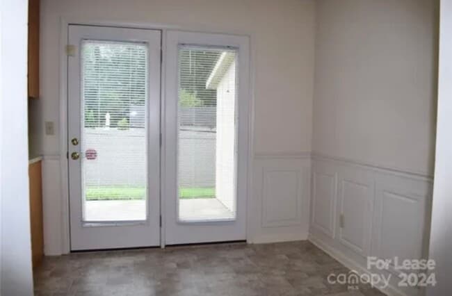 Building Photo - Private 2BD/1.5BA Townhouse in Prime NW Hi...