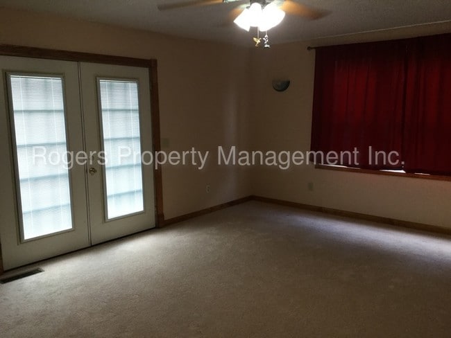 Building Photo - 207 Oak Ridge Ln