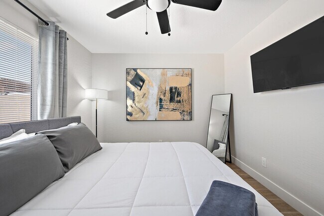 Building Photo - 1732 E Elwood St