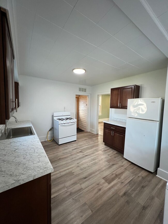 Building Photo - AVAILABLE JUNE - Single Level 2 Bed 1 Bath...