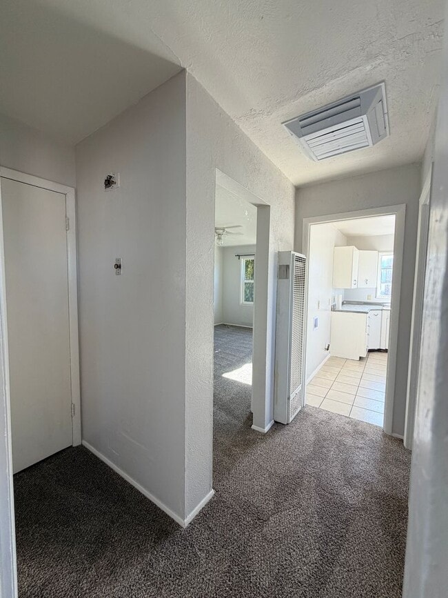 Building Photo - 402 E 18th St