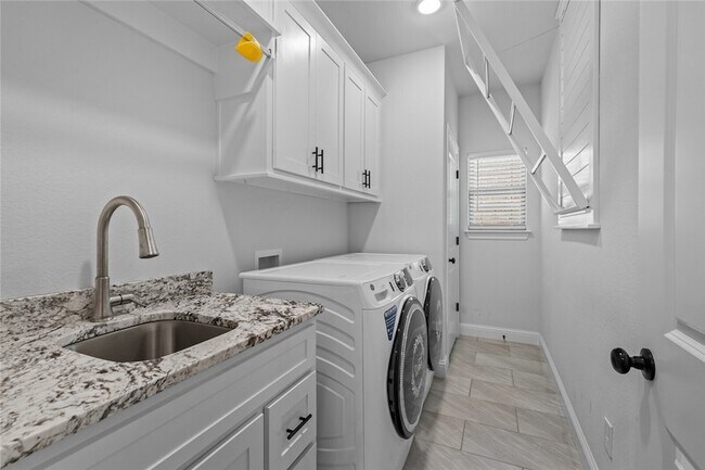 Building Photo - 230 Bequette Ln