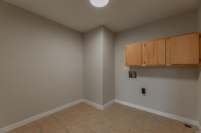 Building Photo - 7127 Pinehurst Dr