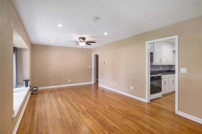 Building Photo - 305 Sunset Dr