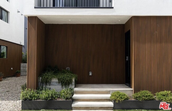 Building Photo - 923 N Mariposa Ave