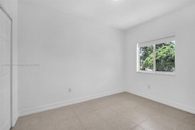 Building Photo - 2621 SW 18th St