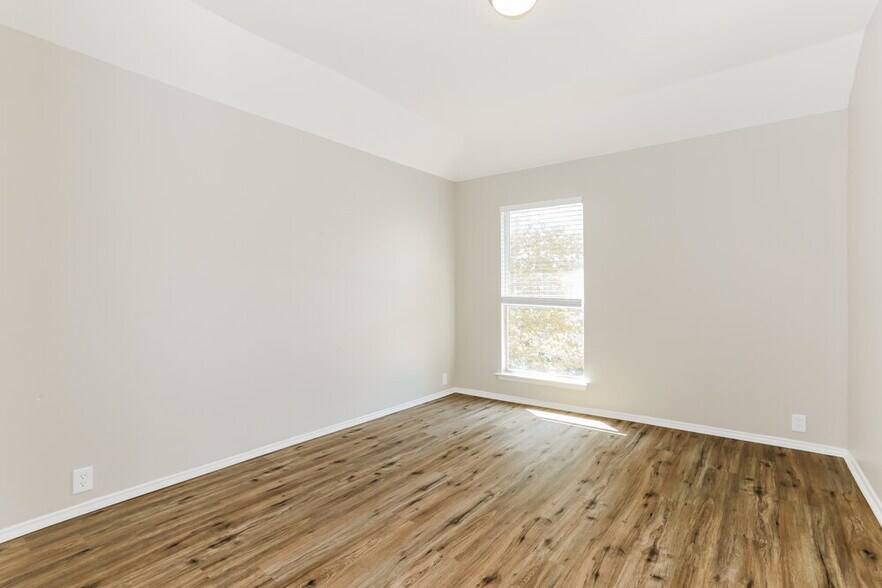Building Photo - 3205 Stonewall Ln