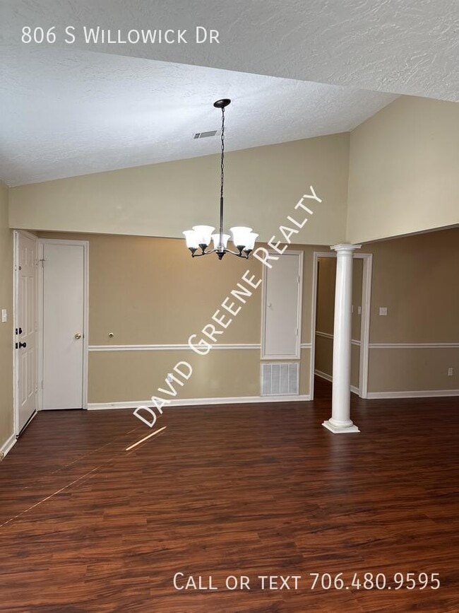 Building Photo - 806 S Willowick Dr