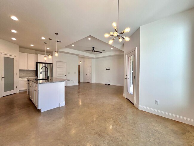 Building Photo - Modern 2 Bed / 2 Bath Home with Stylish Upgrades