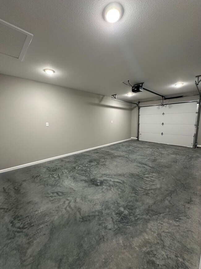 Building Photo - 1121-MF4-E