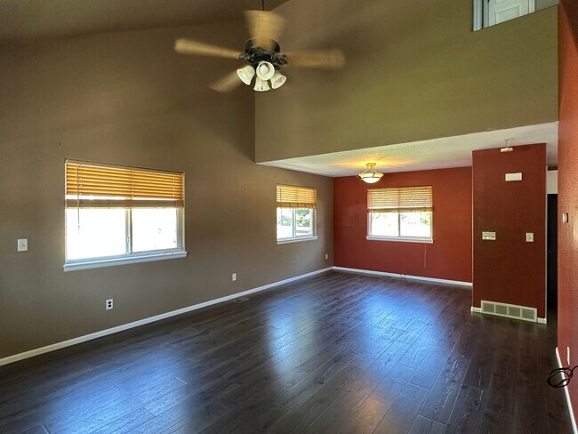 Building Photo - 3BD 3Bath Updated Home in Great Condition!