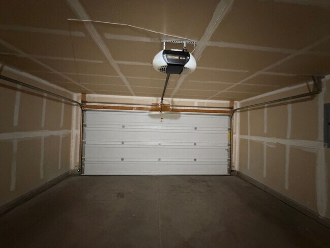 Building Photo - 3 Bedroom Single Story Home Available Near McMahon Blvd NW & Kayenta St NW!