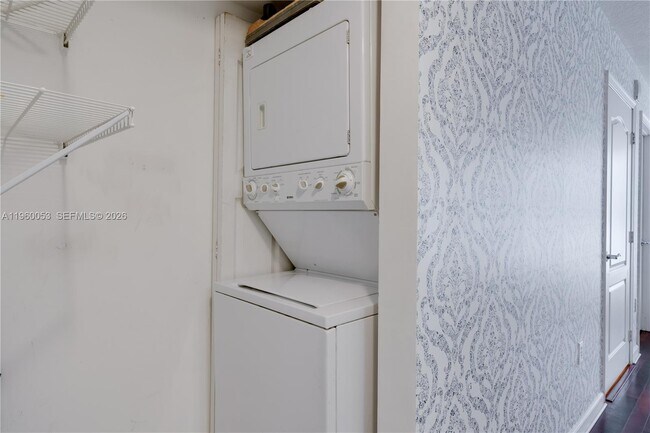 Building Photo - 1200 Brickell Bay Dr