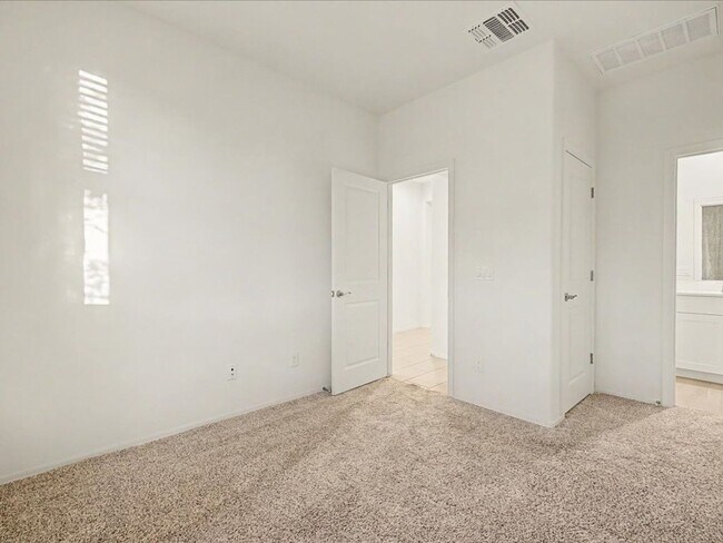 Building Photo - 4 Bedroom, 3 Bathroom