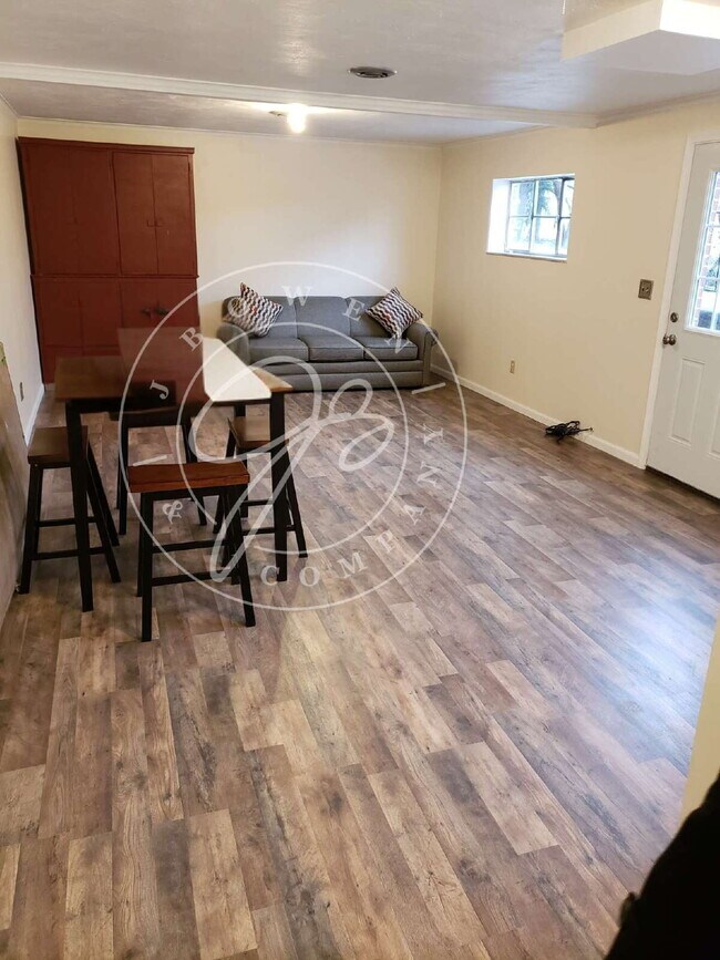 Building Photo - 1 Bedroom Efficiency in Ottawa Hills! All ...