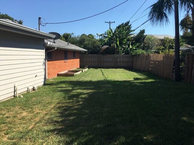Building Photo - Beautifully renovated 3 bed/3bath near UTMB