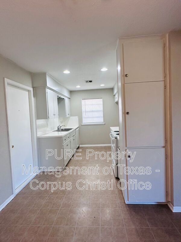 Building Photo - 702 Alhambra Dr