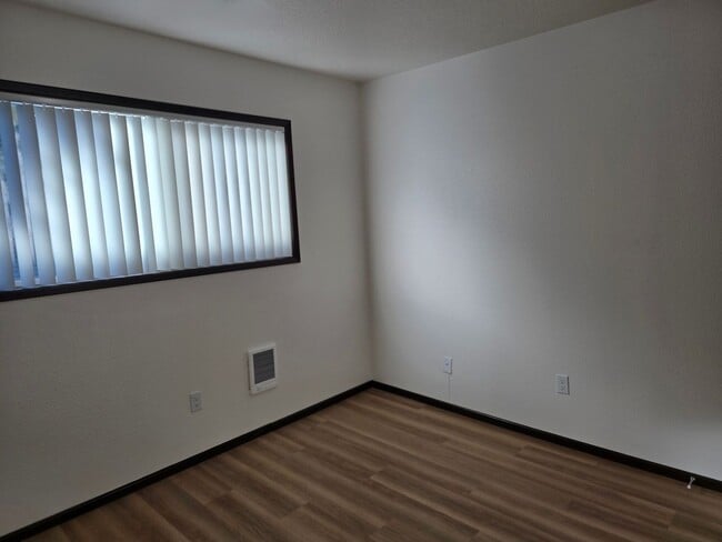 Building Photo - Incredible Value!  Upstairs Pet Friendly 2...