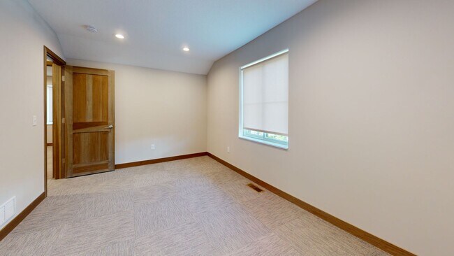 Building Photo - Remodeled 10 Bedroom House in Dinkytown!
