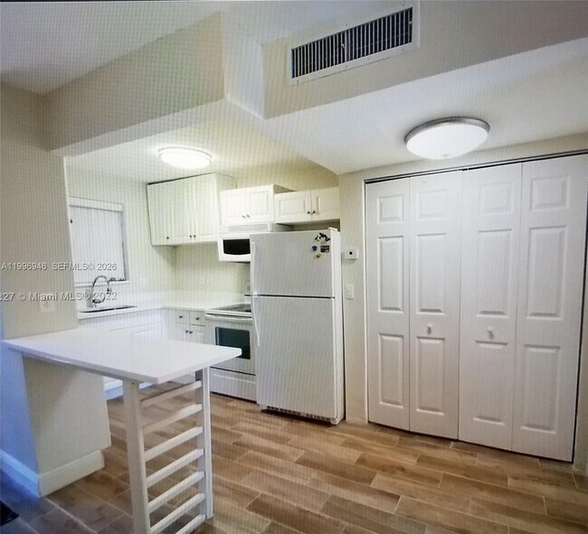 Building Photo - 12500 NE 5th Ave