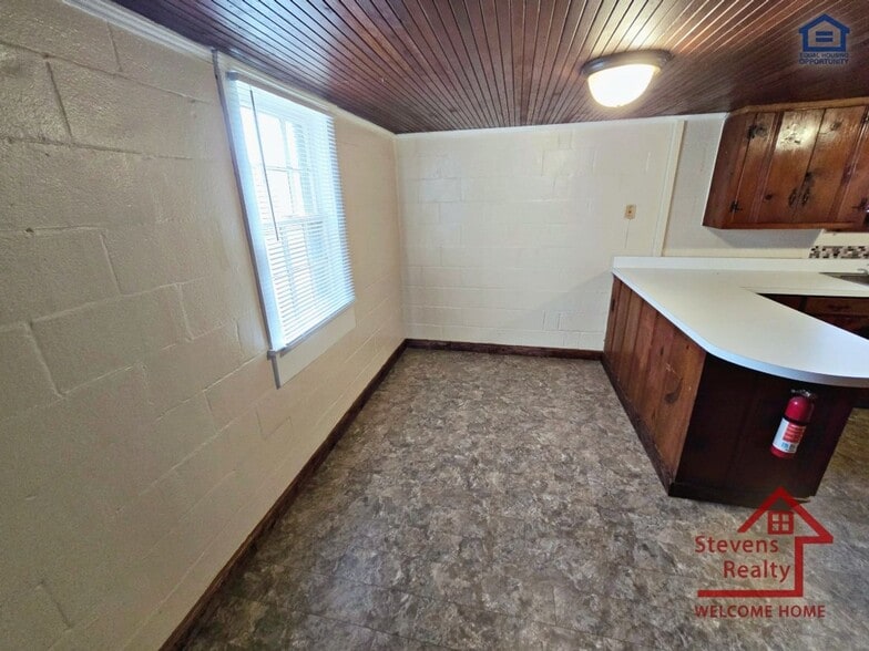 Building Photo - 1364 Crescent Dr