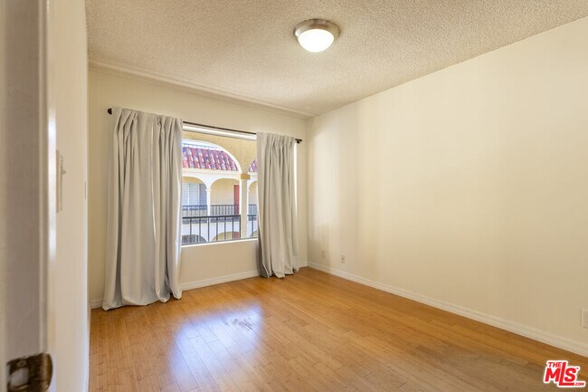 Building Photo - 1033 6th St