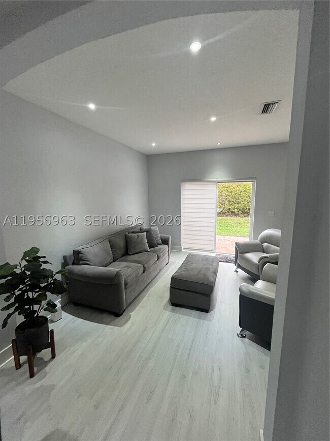 Building Photo - 4746 Lago Vista Dr