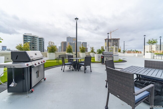 Building Photo - Highly desirable 2-bdrm, 2-bath, 1-pkg condo at Ililani in Kakaako