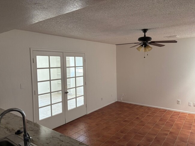 Building Photo - 923 W Posada Ave