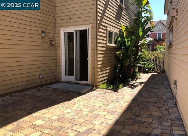 Building Photo - 2015 De Anza Ln