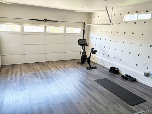 Building Photo - UPDATED THREE BEDROOM TWO BATH ONE-LEVEL EAST CORTE MADERA HOME WITH STUNNING OUTDOOR SPACE