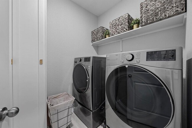 Building Photo - 301 Brody Ln